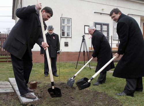 A művelődési központ udvarán a kihelyezett megyei közgyűlés emlékére Domokos László, Farkas Zoltán, Várfi András és Csányi István fát ültetett